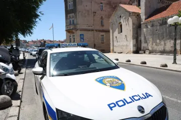 Dragan u Trogiru brutalno izudarao policajku i špricao je suzavcem po licu: 'Odj**i, prasice!'