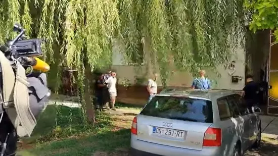 Suprug izveden iz kuće u kojoj je živjela žena u Tenji