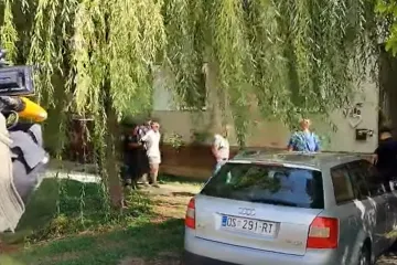 Suprug izveden iz kuće u kojoj je živjela žena u Tenji