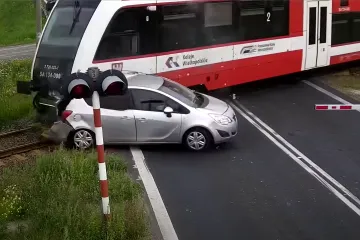 Snimka trenutka koji ledi krv u žilama: Jureći vlak smrskao automobil, vozač (81) napravio je kobnu grešku