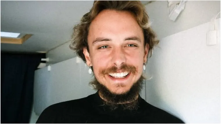 Domaći pjevač opet ljubi? Prije bio u vezi s kolegicom, a onda počeo pjevati na ulici i živjeti u kombiju