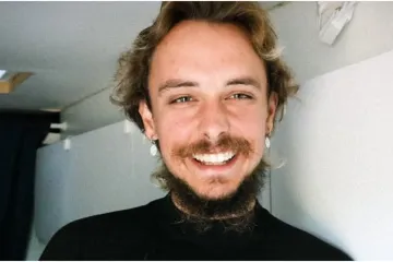 Domaći pjevač opet ljubi? Prije bio u vezi s kolegicom, a onda počeo pjevati na ulici i živjeti u kombiju