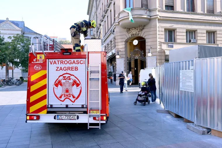 Neobičan prizor usred Zagreba: Vatrogasci na 'sve četiri'. Gledaju, buše: 'Zvali su nas, ali nismo uspjeli'