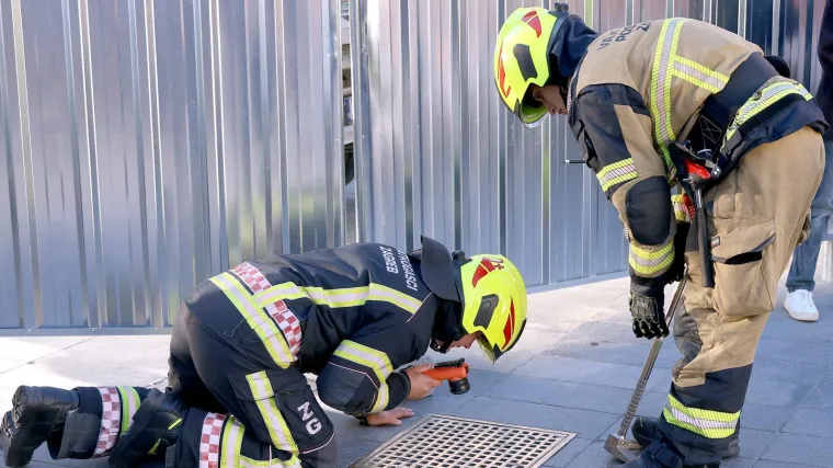 Neobičan prizor usred Zagreba: Vatrogasci na 'sve četiri'. Gledaju, buše: 'Zvali su nas, ali nismo uspjeli'