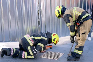 Neobičan prizor usred Zagreba: Vatrogasci na 'sve četiri'. Gledaju, buše: 'Zvali su nas, ali nismo uspjeli'