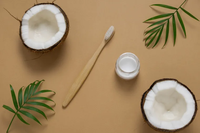 Je li kokosovo ulje kvalitetna prirodna alternativa pasti za zube? Istražili smo prednosti i nedostatke