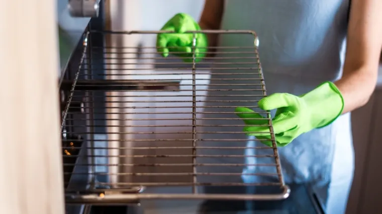 Očistite masne rešetke pećnice bez muke: Uz ovu metodu nećete morati ribati