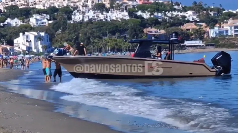 Uredno se iskrcali na popularnoj plaži: Ispred šokiranih kupača nosili torbe pune droge