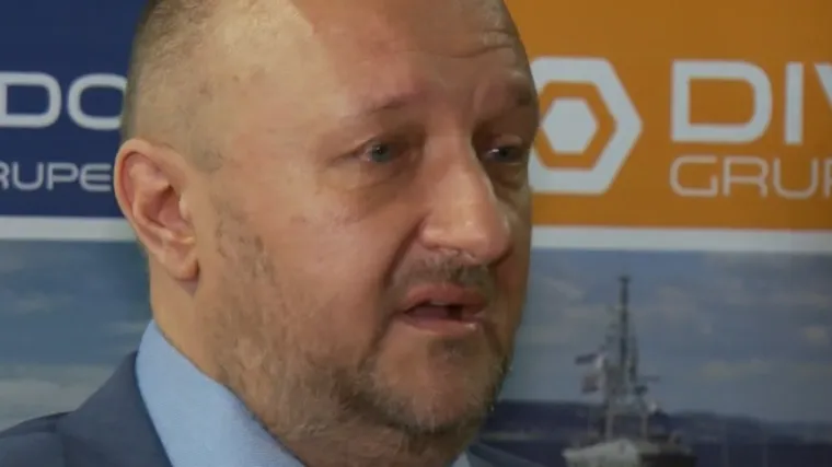 Debeljak grcao u suzama na bizarnoj presici: 'Odrubite mi glavu ako hoćete'