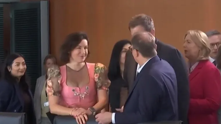 Pogledajte u čemu je ministrica stigla na sjednicu vlade: Bilo ju je nemoguće ne primijetiti