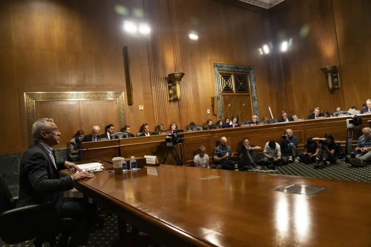 Tri sata unakrsnog ispitivanja: Senatori rešetali Kennedyja zbog politike cijepljenja