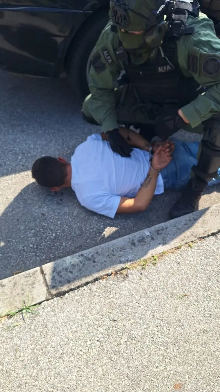 Pala trojica lažnih policajaca: U autu imali hrpu keša, pogledajte kako su ih specijalci priveli