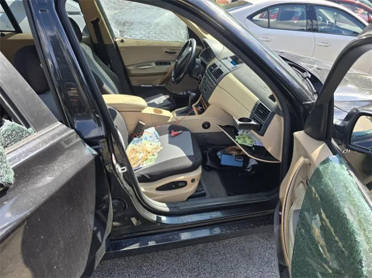 Pala trojica lažnih policajaca: U autu imali hrpu keša, pogledajte kako su ih specijalci priveli