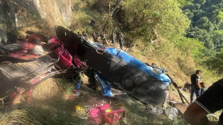 Autobus se strmoglavio u provaliju, umrlo najmanje 15 ljudi: Kondukter vrisnuo prije kobnog pada