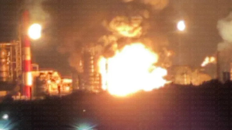 Ogromna ruska rafinerija u plamenu, pogledajte snimku noćnog udara: 'Požar je obasjao nebo'