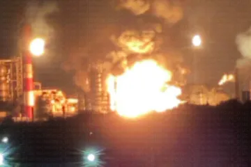 Ogromna ruska rafinerija u plamenu, pogledajte snimku noćnog udara: 'Požar je obasjao nebo'