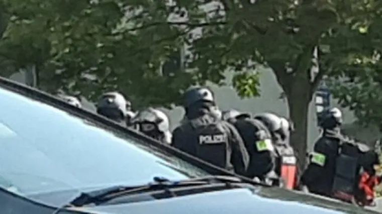 Učenik nožem ubo učiteljicu u trbuh pa pobjegao! Policajci ga upucali?