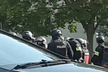 Učenik nožem ubo učiteljicu u trbuh pa pobjegao! Policajci ga upucali?