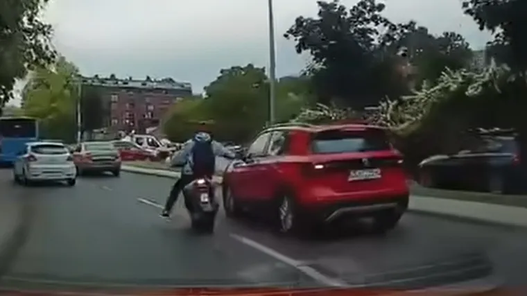 Suluda snimka bahate vožnje u Zagrebu: Manijak na skuteru pretjecao po punoj i napao vozača auta!