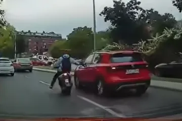 Suluda snimka bahate vožnje u Zagrebu: Manijak na skuteru pretjecao po punoj i napao vozača auta!