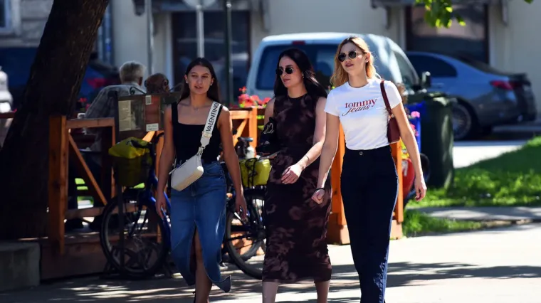 Zaustavile poglede, dah i promet: Tri zgodne dame prošetale gradom i očarale Karlovčane