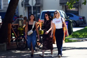 Zaustavile poglede, dah i promet: Tri zgodne dame prošetale gradom i očarale Karlovčane