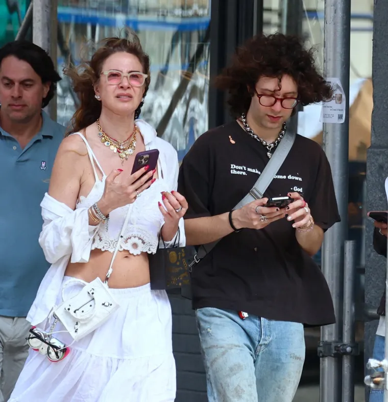 Možete li pogoditi čiji je ovo sin? Njegov otac jedna je od najvećih glazbenih ikona svih vremena