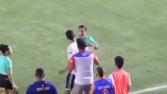 Skandal u Kolumbiji: Igrač izgubio kontrolu i udario sutkinju!