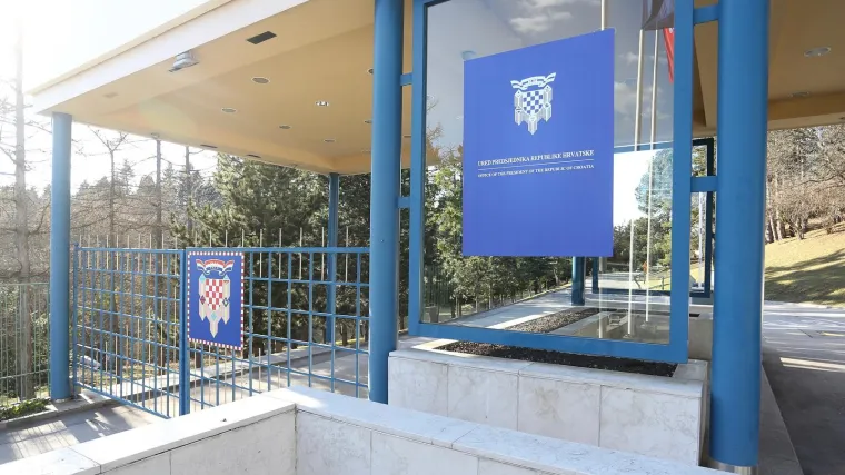 Policija objavila detalje drame na Pantovčaku: Muškarac (67) preskočio ogradu i rekao da ima bombu...