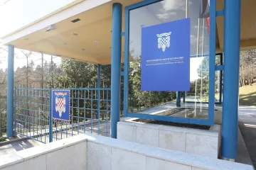 Policija objavila detalje drame na Pantovčaku: Muškarac (67) preskočio ogradu i rekao da ima bombu...