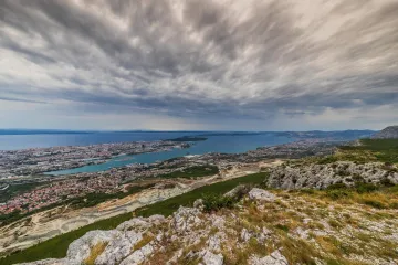 Kraj ljetnog mira: Jugo i grmljavinski pljuskovi, ali temperatura i dalje visoka