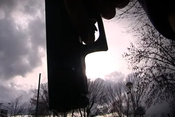 Krvavi obračun zbog auta: Bivši interventni policajac propucao muškarca, pretresom kod njega našli još oružja