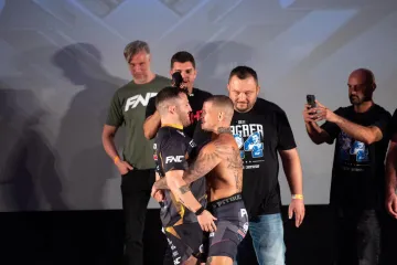 Šahovnica na glavi, pola-pola zastava i klinč dva rivala! Spremni smo za šou godine