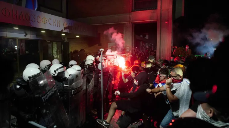 Topovskim udarima i suzavcem na prosvjednike u Novom Sadu! Vučić za sve krivi 'europski ološ'