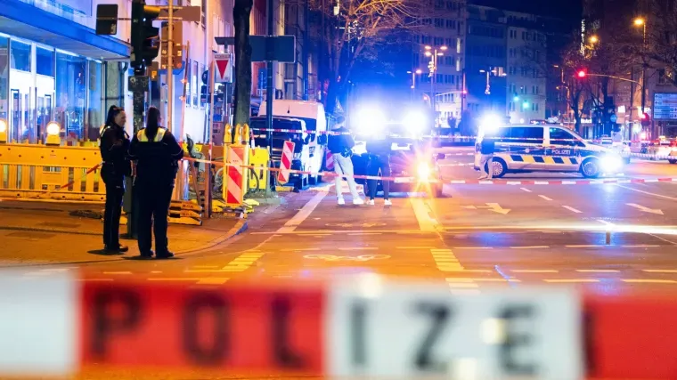 Hrvat (25) noževima napao dvojicu pa krenuo na policajce: Pucali u njega!