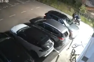 Dvojac napao Dodikovog kritičara, poprskali ga suzavcem pa oborili: Nadzorne kamere sve snimile