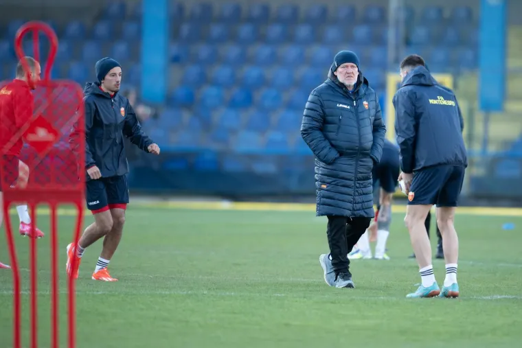 Prosinečki na udaru kritika, spominje se i smjena: Navijači Crne Gore bojkotirali utakmicu