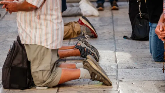 Sa slikom Marije za boljitak 'jačeg' spola: Pogledajte koliko je muškaraca danas kleknulo