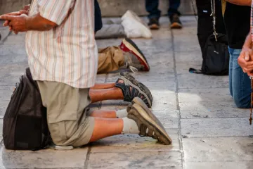 Sa slikom Marije za boljitak 'jačeg' spola: Pogledajte koliko je muškaraca danas kleknulo