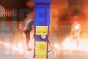 Brutalna snimka pakla na benzinskoj: Muškarac od točilice napravio oružje i zapalio radnika