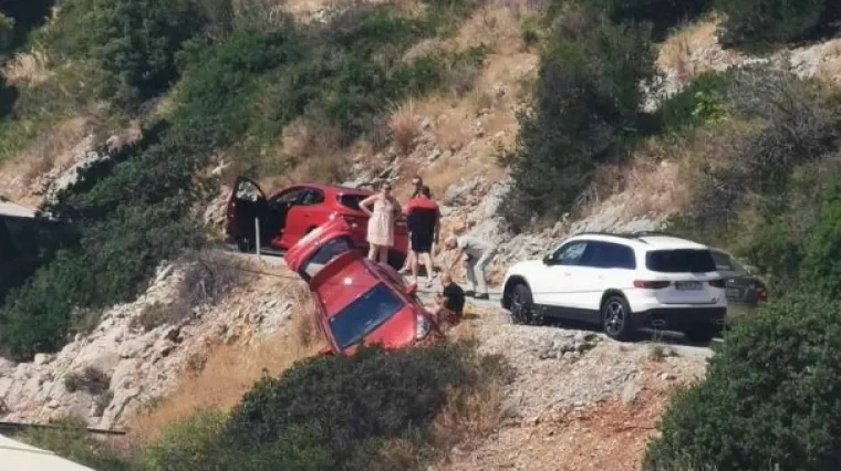 Ovo ledi krv u žilama! Auto sletio s litice iznad kafića punog ljudi, malo je nedostajalo do tragedije