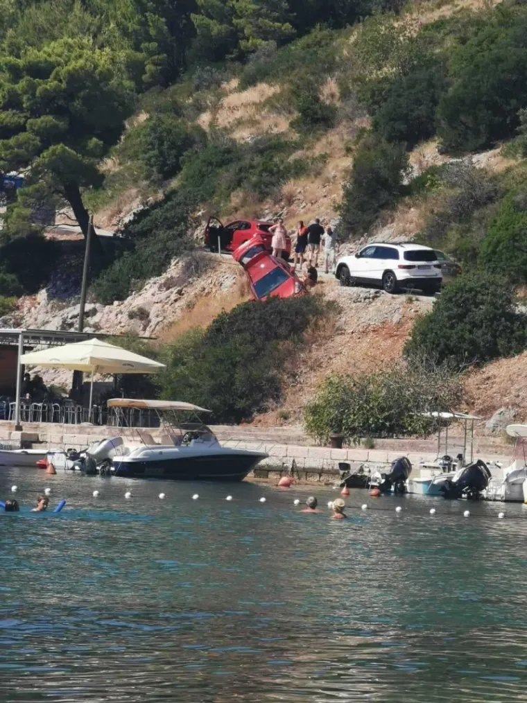 Ovo ledi krv u žilama! Auto sletio s litice iznad kafića punog ljudi, malo je nedostajalo do tragedije