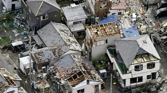 Stravične snimke: Zbog tajfuna uništeno 220 zgrada, vozila na cestama izgledaju kao iz apokalipse