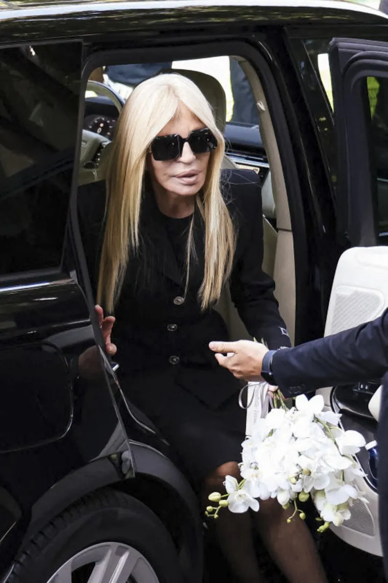 Donatella Versace odala počast Armaniju: Iznenadila javnost drastičnom promjenom izgleda