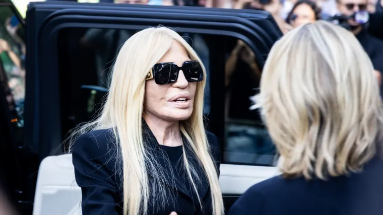 Donatella Versace odala počast Armaniju: Iznenadila javnost drastičnom promjenom izgleda