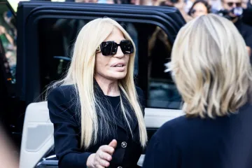 Donatella Versace odala počast Armaniju: Iznenadila javnost drastičnom promjenom izgleda