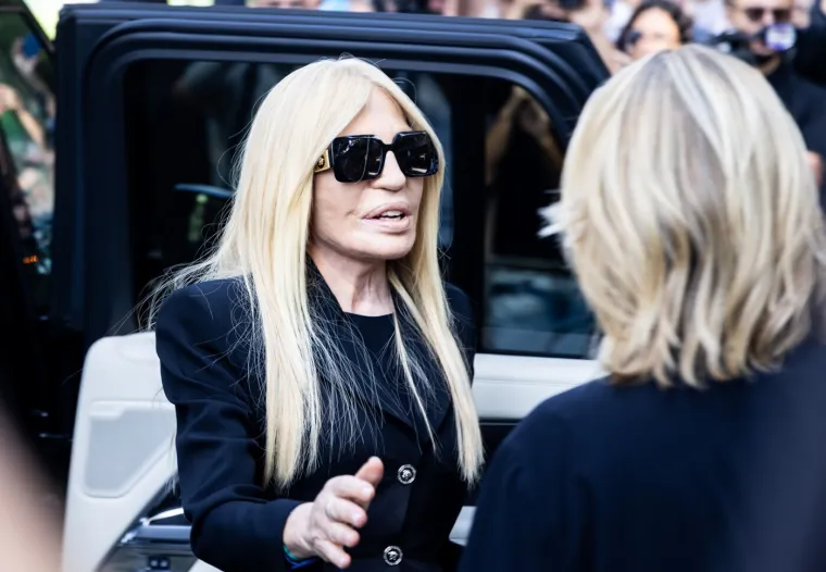 Donatella Versace odala počast Armaniju: Iznenadila javnost drastičnom promjenom izgleda