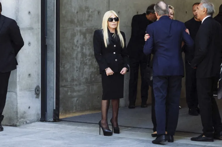 Donatella Versace odala počast Armaniju: Iznenadila javnost drastičnom promjenom izgleda