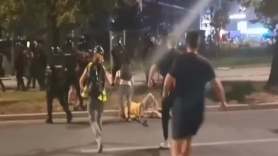 Uznemirujuće snimke policijske brutalnosti: Premlaćeni muškarac nepomično leži na cesti