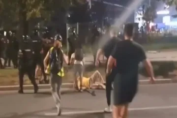 Uznemirujuće snimke policijske brutalnosti: Premlaćeni muškarac nepomično leži na cesti